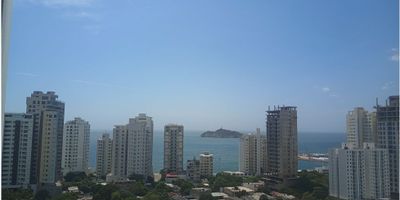Código: 9323FR725

Venta apartamento Barrio Prado a dos cuadras de playa los Cocos en Santa Marta.

El apartamento consta de:

Tres habitaciones cada una con closet, dos con baño privado y balcón, sala comedor amplia con vista al mar, cocina equipada integral, zona de labores, habitación de servicio con baño privado, halls de habitaciones, zona de estudio o biblioteca, baño social, parqueadero para dos vehículos, depósito.

El edificio cuenta con una piscina para adultos, una para niños, jacuzzi, baño turco, sauna, duchas, salón de juego para niños, microcancha sintética y basquetball, salón social, teatrín, zona BBQ, gym equipado, dos ascensores, parqueadero de visitantes, lobby, entrada directa a recepción en vehículo, este inmueble es tu oportunidad de vivir tranquilo y cómodo, SI TE VES VIVIENDO O INVIRTIENDO EN ESTA OPORTUNIDAD, CONTACTAME.
