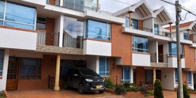 Código: 9294FR706  Excelente oportunidad de adquirir esta espectacular casa en uno de los mejores sectores de la ciudad, con fácil acceso de transporte público; casa en conjunto cerrado el cual cuenta con zona BBQ, GYM, zonas húmedas (Sauna), parque de juegos para niños, salón social, cancha sintética profesional y de baloncesto, parqueadero para visitantes, la casa consta de cuatro habitaciones con closet y balcón, la habitación principal cuenta con baño privado con cabina de ducha y vestier, zona de estudio, dos baños, cocina integral, sala-comedor, sala lobby, zona de lavandería, terraza y garaje.

Se aceptan permutas.

Quieres obtener más información, contáctanos para ayudarte a elegir el espacio que buscas…
