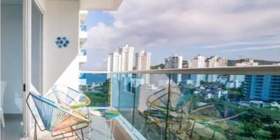 CÓDIGO 9323FR868 Apartamento amoblado con vista lateral al mar, ubicado en Playa Salguero. Cuenta con tres alcobas, dos baños, sala comedor, cocina integral, zona de labores, balcón, parqueadero y depósito. El edificio cuenta con Piscinas, Jacuzzis, Restaurantes, Cancha de Futbol, Canchas múltiples, Mini Golf., Gimnasio, Salón de Juegos, Guardería, Bar, Zona de BBQ, Teatro, y además cuenta con salida directa a la playa. SI CREE QUE ESTA PROPIEDAD ES DE SU INTERÉS, CONTÁCTENOS Y AGENDAMOS UNA CITA
