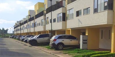 Casa en venta en Bambú, Jamundí
Moderna casa de 2 niveles con parqueadero privado cubierto. Cuenta con sala-comedor, cocina integral, zona de lavandería, 3 habitaciones (una en el primer piso y dos en el segundo), y 3 baños, dos de ellos en las habitaciones del segundo nivel. Espacios funcionales y bien distribuidos.

Agenda tu visita y conoce esta excelente opción para vivir o invertir.