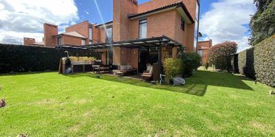 [VEN] ID HOUM: 155461

En Houm te ayudamos de forma fácil y segura. Los beneficios de comprar con nosotros:
    • Te ayudamos a conseguir financiamiento a través de una asesoría personalizada
    • Mediación y seguimiento de todo el proceso
    • Ponemos a tu disposición profesionales en notariado, registro y asesoría jurídica
¡Solo te preocupas de las firmas!

Casa en venta, ubicada en el barrio 3 esquinas, con una superficie construida de 329.00 m² y superficie total de 580.00 m². 

Sus principales características son:

    • 4 dormitorios
    • 6 baños
    • Admite mascotas
    • 2 parqueaderos
    • Año de construcción: 2013
    • Cuarto de lavado
    • Bodega
            
Además, el inmueble cuenta con las siguientes amenidades:

    • Salón de eventos
    • Zona de juegos
    • Alberca
    • Gimnasio
    • Zona de asadores

Si compras con nosotros, te brindamos asesoría personalizada durante todo el proceso.
Más que una inmobiliaria, somos Houm.
*Aplican T&C