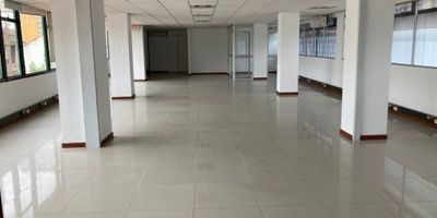 ADRIANA BLANCO ESPECTACULARES OFICINAS CON VISTA PANORÁMICA A LOS CERROS ORIENTALES, EN VENTA UBICADA EN EL MEJOR CORREDOR COMERCIAL DEL CENTRO DE BOGOTÁ, CON FÁCIL ACCESO A TRANSMILENIO Y A MEDIA CUADRA DE LA CL 26 Y DEL CENTRO INTERNACIONAL, CERCA A, BANCOS, RESTAURANTES Y A LA TORRE AXXA COLPATRIA. EDIFICIO CON PISOS TOTALMENTE REMODELADOS, MODERNIZADOS Y MUY SEGURO. OFICINA DE 530 M2 AMPLIA EN DOS PISOS MUY BIEN ILUMINADA Y CON EXCELENTE DISTRIBUCIÓN DE ESPACIOS, CUENTA CON ACABADOS AAA OFICINAS PRIVADAS, DIVISIONES, CUBÍCULOS   Y SALA DE REUNIONES, Y CABLEADO ESTRUCTURADO AMPLIOS VENTANALES CON MARAVILLOSA VISTA A LOS CERROS ORIENTALES, AREA INTERNA DE CAFETERÍA, BATERIAS DE BAÑOS COMPLETAS PARA HOMBRES Y MUJERES NO NECESITAN ADECUACIÓN Y HAY POSIBILIDAD DE MAYOR ÁREA EN EL MISMO EDIFICO. EXCELENTE OPORTUNIDAD IDEAL PARA INVERSIONISTAS Y EMPRESARIOS QUE QUIERAN LLEVAR SUS PROYECTOS A OTRO NIVEL EN EL CENTRO DE BOGOTÁ. - ADRIANA BLANCO INMOBILIARIA