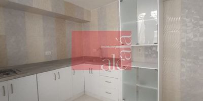 Apartamento en venta Medellin con 98m² construidos, ideal para familias numerosas o inversión inmobiliaria en Medellín. Cuenta con 5 alcobas, 4 closets, 2 baños, sala comedor, cocina integral, zona de ropas, terraza, balcón, horno, calentador, red de gas y excelente iluminación natural. Ubicado cerca al colegio María Reina del Carmelo, estación del Metroplús Esmeralda, universidades, supermercados, centros comerciales y vías principales. Zona residencial y comercial con alto potencial de valorización, excelente conectividad y acceso a transporte público.