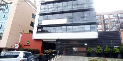 Arriendo oficina de 25m2, ubicada en la calle 146, No 7-64, quinto piso con ascensor, bateria de baños, excelente vista, iluminada .un parqueadero y un depósito. Se encuentra ubicado en el Edificio Empresarial Mallki, en Belmira. Administración incluida
