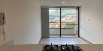 Se arrienda moderno apartamento en piso 12 de 68 m en el sector de Envigado, con una maravillosa vista. Cuenta con 2 Alcobas, 2 closets, 1 vestir, 2 banos, sala-comedor, cocina integral, zona de ropas y 1 balcon. Acabados en porcelanato y madera laminada. Incluye parqueadero cubierto. Ubicado en unidad residencial con zonas verdes y vigilancia privada 24/7. Excelente ubicacion cerca de Centro Comercial Mayorca, AV. las Vegas y Av. El Poblado. con faciles rutas de acceso y transporte publico, parques, zonas comerciales y colegios.