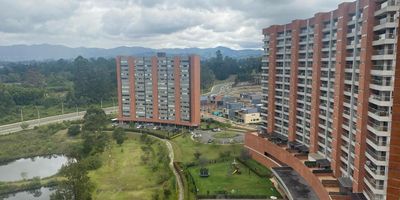 Oportunidad única para vivir o invertir en uno de los sectores con mayor proyección de Rionegro. Este moderno apartamento en Barro Blanco ofrece sesenta y cuatro metros cuadrados distribuidos de forma funcional con dos habitaciones, dos baños, salón comedor, cocina integral, zona de ropas y un balcón que conecta con la tranquilidad del entorno. Hace parte de una unidad cerrada con portería permanente, diversas amenidades pensadas para tu bienestar, parqueadero cubierto y cuarto útil. Ubicado en una zona segura, rodeada de naturaleza y con excelente valorización, ideal para quienes buscan comodidad, seguridad y una excelente ubicación en un solo lugar