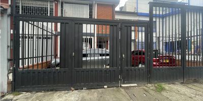 Codigo 932FR4093 Espectacular casa en venta de dos pisos con amplios espacios, en sector de alta valorización, con excelentes vías de acceso como la Av. 68, Av. Suba y estación de Transmilenio calle 100, detrás del centro comercial Cafam floresta y cerca al centro comercial Iserra 100, cuenta con parqueadero  para tres vehículos uno de ellos cubierto, cuatro habitaciones y una principal con baño privado, dos baños sociales, una habitación de servicio con baño privado, jardín trasero, patio de ropas independiente, sala-comedor y concina integral.
