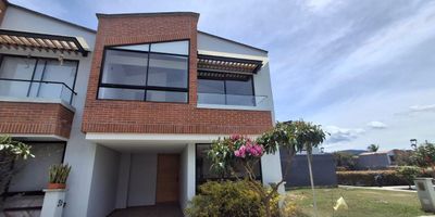 Vive la experiencia de estrenar casa en el lugar ideal, Moderna y confortable, esta propiedad está ubicada en una unidad cerrada con vigilancia veinticuatro siete, en una zona tranquila, segura y con excelente acceso a todo lo que necesitas. Cuenta con tres amplias habitaciones, dos baños completos, un baño social, garaje cubierto y acabados de alta calidad. Disfruta de un entorno diseñado para tu bienestar, con múltiples amenidades que harán de cada día una experiencia única. Perfecta para quienes buscan comodidad, seguridad y una excelente ubicación