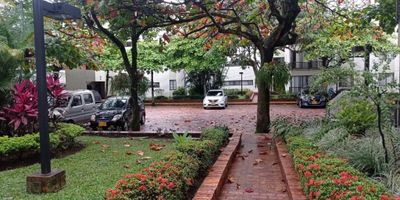 Apartamento en alquiler en primer piso, cuenta con sala, comedor, cocina integral, 3 habitaciones una con aire acondicionado y dos con clóset, 2 baños con ducha, estudio, zona de oficios con lavadero y parqueadero descubierto asignado.

La unidad cuenta con piscina, salón social, zonas verdes con juegos infantiles y portería con seguridad 24/7.
El valor incluye administración.

¡Aprovecha esta oportunidad y agenda tu cita!