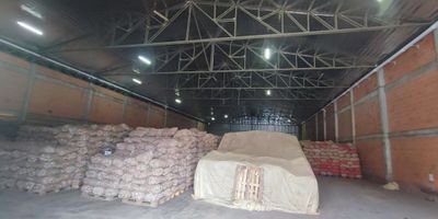Arriendo bodega de 687,50 m2, ubicada en Madrid, Cundinamarca, altura cumbrera 11mts, altura cercha 8 mts, Energia 5 Kva, resistencia piso 5 Ton / m2.

Contactanos para mas informacion.
