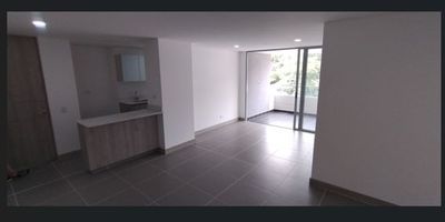 Apartamento para estrenar con muy buena distribución y excelente ubicación. área de 94mts .Cuenta con 3 habitaciones, 2 baños. La habitación principal con baño y vestier .Sala comedor, cocina semiabierta, zona de ropas, cuarto útil y parqueadero doble lineal. Zonas sociales completas, sendero para caminar, zona de mascotas, cancha de futbol sintética, piscina climatizada para adultos y niños, turco, salón social, salón de juegos, guardería, teatro, gimnasio, cancha de squash, coworking y vigilancia las 24h. Ubicación estratégica con fácil acceso a transversal intermedia, avda del poblado, los mesa y esmeraldal .supermercados y transporte publico en frente de la portería