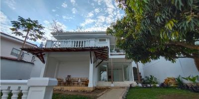 Eres profesional o emprendedor independiente y buscas en ARRIENDO un espacio moderno, acogedor donde desarrollar tu actividad económica, tenemos para ti diferentes espacios en Ciudad Jardín que pueden aplicar a tu necesidad con precios que van desde $1.620.000 hasta los $3.000.000 con servicios incluidos y con la posibilidad de disfrutar de zonas comunes verdes,  piscina, jacuzzi, turco, baños, cocineta. Imaginas tu negocio en este sector exclusivo de la ciudad!  Contáctanos y agendamos una cita.
