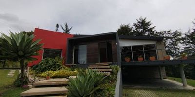 ¡Casa de ensueño en El Retiro! Se ofrece en arriendo una casa ubicada estratégicamente en el sector La María, a las entradas de El Retiro. Esta hermosa casa cuenta con: - Lote de cuadra con amplio espacio - Área construida de 400 metros cuadrados - 4 alcobas amplias y cómodas - 5 baños para una mayor comodidad - 3 parqueaderos para tus vehículos - 2 cuartos útiles para almacenamiento o uso adicional - Excelentes acabados y detalles de alta calidad - Apartamento independiente para mayordomo - Zonas verdes para disfrutar de la naturaleza - Vigilancia privada las 24 horas del día para una mayor seguridad Ubicada en un sector exclusivo y estratégico, esta casa ofrece todo lo que buscas en un solo lugar. Un lugar ideal para vivir y disfrutar de la comodidad, la tranquilidad y la seguridad. ¡Contáctanos para obtener más información y agendar una visita!"