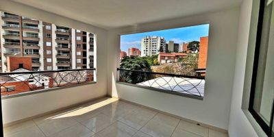 ARRIENDO APARTAMENTO SANTA TERESITA QUINTO PISO CON ASCENSOR, este apartamento ubicado en un sector muy exclusivo cerca al zoologico de Cali, Iglesia y rodeado de conjuntos residenciales. Esta distribuido en amplia sala comedor, balcon amplio con vista panoramica, star de tv o estudio, baño social, corredor a habitaciones con muebles de madera empotrados, tres habitaciones con closets muy amplias, la principal con balcon, baño y vestier, otro baño de alcobas, cocina integral muy amplia con espacio para comedor auxiliar, zona de oficios con cuarto de servicio con baño independiente. Dos parqueaderos en linea cubiertos, deposito. El condominio cuenta con porteria, parqueadero de visitantes amplio,  jardines, pisicinas, juegos infantiles, senderos para caminar, ampliio salon social. 
