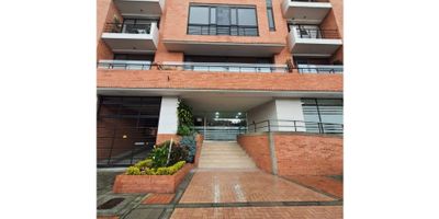 Aprovecha esta oportunidad de adquirir un hermoso apartamento en venta en la ciudad de Bogotá D.C., ubicado específicamente en la zona de Cundinamarca. Con una amplia área privada de 98.5 M2, esta propiedad te brinda un amplio espacio para disfrutar junto a tu familia y amigos.

Este apartamento cuenta con 3 alcobas y 3 baños, lo que lo convierte en una excelente opción para una familia numerosa o para aquellos que buscan un espacio adicional para oficina o biblioteca. Además, cuenta con un garaje para tu comodidad y seguridad.

Una de las principales ventajas de este inmueble es que admite mascotas, por lo que no tendrás que preocuparte por dejar a tu mejor amigo fuera de tu hogar. También cuenta con armarios empotrados en cada una de las alcobas, ofreciendo un gran espacio de almacenamiento.

Disfruta de la hermosa vista panorámica que ofrece el apartamento desde el balcón, ideal para relajarse y disfrutar de un café por las mañanas o de una agradable cena al atardecer. Además, cuenta con baño auxiliar y baño en la habitación principal, perfecto para una mayor comodidad.

La propiedad también cuenta con una biblioteca/estudio, ideal para aquellos que buscan un espacio tranquilo y reservado para trabajar o estudiar. Además, cuenta con calentador, citófono/intercomunicador y closets en cada alcoba.

La cocina integral cuenta con una moderna decoración y está completamente equipada, ideal para aquellos amantes de la cocina. Además, cuenta con depósito y doble ventana que permite una excelente iluminación natural y aislamiento acústico.

El apartamento cuenta con servicios de gas domiciliario, electricidad y suelos de cerámica/mármol en algunas áreas y de laminado/madera en otras, ofreciendo una apariencia elegante y moderna. También cuenta con puerta de seguridad y ha sido recientemente reformado, ofreciendo un ambiente fresco y actual.

En cuanto a las características externas, la propiedad se encuentra en una zona de alto desarrollo y 