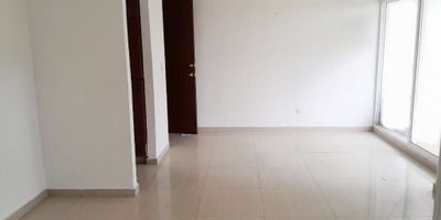 Apartamento de 83.22 m2, consta de sala, comedor, cocina integral, zona de labores, balcón vista externa, tres habitaciones, dos baños, parqueadero privado, ubicado en conjunto residencial con variedad de amenidades, tales como piscina, salon social, zona infantil.