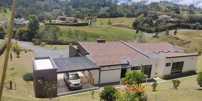 Espectacular casa en el municipio de El Retiro, vereda Pantanillo, zona muy segura y de muy alta valorización, donde puedes estar rodeado de naturaleza y respirando aire puro, unidad cerrada, 4 alcobas todas cuenta con baño, la habitación principal cuenta con Vestier, 6 baños en total, garaje para 2 vehículos con cuarto útil y baño, estudio, cocina totalmente dotada tipo americana, cuenta con muy buenas zonas verdes. LOTE 5.077 m2, Construidos 288 m2, PRECIO $2.300'000.000.