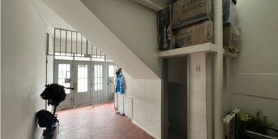 CODIGO 932fr4287  OPORTUNIDAD, se vende casa esquinera de dos pisos con amplios espacios, en sector de alta valorización, con excelentes vías de acceso como la Av. 68, calle 72 y carrera 30, cuenta con parqueadero cubierto, deposito, dos baño y local comercial en el primer nivel, en el segundo nivel tres habitaciones, un baño social, patio de ropas trasero independiente, sala-comedor y cocina. Zona muy tranquila cerca al centro comercial metropolis y parques.
