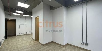 Oficina ubicada en la vía las palmas, cuenta con 1 baño, cocineta, 1 parqueadero privado, 1 cuarto útil, este edificio cuenta con una sala de esparcimiento y cafetería, cómodas vías de acceso, el valor de la administración esta incluida en el canon de arrendamiento.