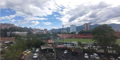Apartamento en alquiler en envigado -primavera, quinto piso acceso por escalas, Alcobas muy amplias, 1 con baño probado, 1 baño compartido para 2 Alcobas, una terraza muy agradable con vista al polideportivo Envigado, iluminado, cerca de la avenida de las Vegas, supermercados, tiendas, restaurantes, canchas de padel. Codigo inmobiliario 9324634
