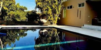 Vendo Hermosa casa en Anapoima, muy bien ubicada, en conjunto cerrado de 81 casas, el conjunto cuenta con un pozo subterráneo de agua, 3 Canchas de Tenis, 1 Cancha de Voleibol playero, Mesa Ping Pong, Salon Comunal, Vigilancia privada las 24 horas, la casa consta de 4 habitaciones la principal con vestier, 5 baños,4 parqueaderos,1 Ducha exterior, 1 Piscina privada de 5x9 mts, 1 Jacuzzi con agua caliente y capacidad para 8 personas, 1 zona de BBQ, con Cuarto y baño de servicio, Tanque de agua potable de 9 mts3, Tanque de Gas, Una nueva forma de vivir en familia, Nuestra firma respalda su inversión.