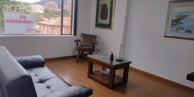 Este apartamento amoblado  te permite disfrutar una excelente vista de la ciudad, iluminacion natural gran parte del dia y la agradable brisa de la noche, ya que cuenta con excelente ventilacion. Esta situado en una zona tranquila y residencial de chapinero central ,  Este inmueble te ofrece facil acceso a transporte publico, colegio, universidad, centro comercial, parroquia, clinica u hospital, supermercado, gimnasio, restaurante, entidad bancaria, vias principales, permitiendote estar cerca de todo lo que necesitas.