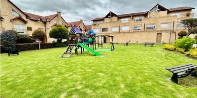 Codigo 932FR4845  ¡Gran oportunidad en Chía! ?✨ Disfruta de la tranquilidad y el aire puro de esta hermosa casa en un exclusivo conjunto cerrado en Chía. Con espacios amplios y llenos de luz natural, esta propiedad es ideal para toda la familia.

Características principales:


 
 Cuatro habitaciones: Dos de ellas con baño en suite y acceso a balcón. La habitación principal cuenta con un amplio walking closet.
 
 
 Estudio con excelente luz natural, perfecto para trabajar desde casa.
 
 
 Cocina integral equipada con todo lo necesario.
 
 
 Patio trasero con espacio ideal para un BBQ y disfrutar de los días soleados.
 
 
 Zona de ropas independiente.
 
 
 Sala con chimenea para momentos de confort.
 
 
 Comedor independiente que brinda privacidad y comodidad.
 
 
 Baño social para visitas.
 
 
 Parqueadero descubierto con espacio para dos vehículos.
 


El conjunto cerrado ofrece además:


 
 Vigilancia 24 horas para tu seguridad.
 
 
 Parque infantil para el disfrute de los más pequeños.
 
 
 Parqueaderos para visitantes.
 
 
 Salón comunal para eventos y reuniones.
 


No dejes pasar esta excelente oportunidad. Contáctanos para más detalles y agendar tu cita para conocerla. ?
