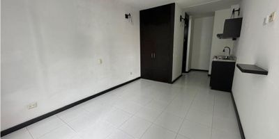 Codigo 932FR4843  Se arrienda bonito Apartaestudio tipo loft de 24m2 en estratégico ubicación del barrio san Luis Galerías piso 5 acceso por escaleras, cuenta con espacio para habitacion, cocina con estufa eléctrica, baños con ducha eléctrica, se encuentra en edifico inteligente y conserjería de ocho diarias, se arrienda directamente con previo estudio.
