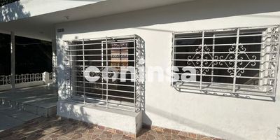 Casa en arriendo en Barranquilla, Atlántico. Este inmueble de estrato 4 está ubicado en el barrio LA VICTORIA y cuenta con 200 m² de área construida. Dispone de 3 habitaciones y 2 baños, ofreciendo espacio y funcionalidad. Su ubicación en LA VICTORIA permite acceso a servicios cercanos. El canon de arriendo es de $5.000.000. Contáctenos para conocer más detalles sobre esta casa en Barranquilla o agendar una visita a través de las opciones de whatsapp, quiero que me contacten y ver telefonos.