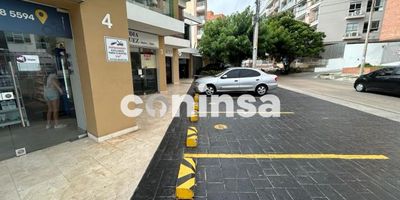Local en arriendo en Barranquilla, barrio Paraíso, Atlántico. Este local comercial, con 40 m² y dos baños, se encuentra en el segundo piso de la CL 81B 65 125, sobre la Via 65. Su ubicación en estrato 4 ofrece una excelente oportunidad para su negocio, asegurando visibilidad y fácil acceso en una zona consolidada. El canon de arriendo es de $3.850.000. Si busca un local para arrendar en Barranquilla, en la zona de Paraíso, esta propiedad es una alternativa práctica. Contáctenos para obtener más detalles mediante WhatsApp, la opción ver teléfonos o quiero que me contacten.