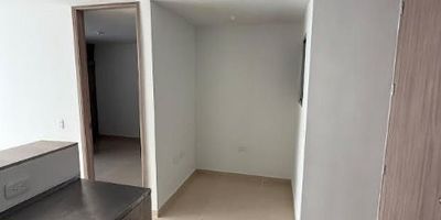 Arriende este apartamento en Barranquilla, Atlántico, ubicado en el Conjunto Firenze, barrio CR.PARQUE LA 100. Este inmueble de 43 m² cuenta con 2 habitaciones y 2 baños, ideal para quienes buscan comodidad en un estrato 4. Con un canon mensual de $1.700.000 y sin parqueaderos, es una opción residencial práctica. La propiedad ofrece una excelente conexión a servicios y vías principales en Barranquilla. Para conocer más detalles o agendar una visita, utilice nuestras opciones de WhatsApp, quiero que me contacten o ver teléfonos.