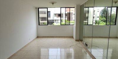 Apartamento en arriendo en Barranquilla, sector Altos de Riomar, Atlántico. Este apartamento de 80 m² se ubica en el piso 4, ofreciendo 3 habitaciones y 3 baños. Es un espacio funcional ideal para quienes buscan comodidad en una zona residencial de Barranquilla. Conozca este arriendo de apartamento en Altos de Riomar. Para más información, puede usar las opciones de whatsapp, quiero que me contacten o ver teléfonos.
