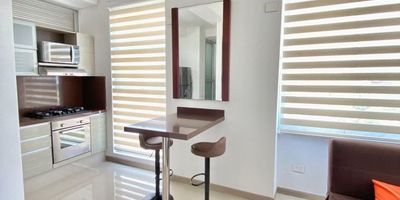 Descubre este apartaestudio amoblado de de 40 metros cuadrados distribuidos en  1 habitación, 1 baño, sala-comedor, cocina integral, area de labores, cuenta con salon social, ascensor, piscina, zona infantil, planta electrica, gimnasio, jacuzzy  y 1 parqueadero , este inmueble ofrece comodidad y elegancia en cada rincón. No pierdas la oportunidad de vivir en este lugar. ¡Contáctanos ahora para más información y agenda una visita!