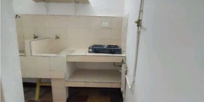 ¿Buscas un espacio funcional, bien ubicado y con lo esencial para tu día a día? Este apartamento tipo estudio en el sector El Salvador, cerca a la escuela Santo Tomás, es una excelente opción para quienes desean vivir con independencia, economía y buena conexión con el resto de la ciudad.

Con 25 m² bien distribuidos, este inmueble cuenta con 1 habitación abierta sin closet, ideal para una persona sola o pareja que desee un espacio sencillo, adaptable y de bajo mantenimiento. Dispone de 1 baño en buen estado, una cocina sencilla lista para uso básico y una zona de ropas independiente, lo que añade funcionalidad al lugar sin ocupar espacio innecesario.

El piso en baldosa facilita la limpieza diaria, y su red de gas interna permite una cocina más eficiente y económica. Aunque no cuenta con terraza, parqueadero, portería ni ascensor, su ubicación en una construcción de pocos niveles garantiza fácil acceso y bajos costos de mantenimiento.

Clasificado en estrato 3, este apartamento es ideal para quienes buscan un lugar tranquilo, asequible y cercano a rutas de transporte, colegios, tiendas de barrio y zonas verdes. Perfecto para trabajadores, estudiantes o personas que desean iniciar su vida independiente en una zona tradicional de Medellín.

Contáctanos y agenda tu visita.
Código del inmueble: (C2793)
