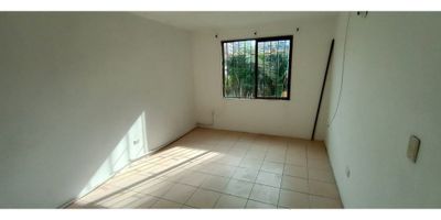 Casa en arriendo en El Palmar, Villamaría

Oportunidad de encontrar un hogar amplio de 98 m2 en un entorno residencial seguro y conectado.
Ideal para quienes buscan equilibrio entre comodidad y acceso a servicios sin renunciar a las zonas verdes.

Descripción de la propiedad
La vivienda de dos niveles recibe con un patio delantero que da paso a la sala comedor y la cocina sencilla. Junto al garaje se ubica un segundo patio que amplía el espacio social. En el segundo nivel descansan dos habitaciones con armarios empotrados y doble ventana, acompañadas de un baño auxiliar que cubre ambas áreas. El uso de gas domiciliario, agua corriente y zona de lavandería aporta funcionalidad al día a día.

Descripción del entorno y acceso
Situada sobre vía principal en El Palmar, cuenta con acceso pavimentado y rutas de transporte público a pocos pasos. El conjunto cerrado de estrato 4 ofrece áreas sociales, zonas verdes con parques cercanos y espacios infantiles. Admite mascotas y dispone de rampas de acceso para discapacitados.

Contáctanos
Escríbenos por WhatsApp para recibir más información y coordinar tu visita. Nuestro equipo te acompañará en cada paso.


 
