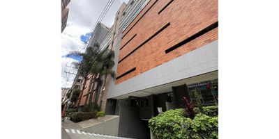 Esta oficina ubicada en Medellín, Antioquia es una excelente oportunidad para establecer tu negocio en una de las ciudades más prósperas e importantes de Colombia.

Canon Mensula de 36.000.000 + IVA

Con un terreno de 330.86 M2 y una construcción de 314.19 M2, esta propiedad ofrece un amplio espacio para tus actividades comerciales.

Además,


 Cuenta con 3 baños (Hombre, mujer y personas con movilidad reducida) 
 9 Celdas para carros y 2 para motos (Privados), lo que garantiza comodidad para tus empleados y clientes.


En su interior, esta oficina cuenta con excelentes características que la hacen ideal para desarrollar cualquier tipo de actividad.


 Cuenta con aire acondicionado central desde la copropiedad.
 Camaras tipo DOMOS ya instaladas en puntos estrategicos en este espacio.
 Cuarto de sistema.
 Lockers para empleados.
 Varias zonas adecuadas como oficinas, para poder organizar tus areas y tener buen manejo general de todas. 
 Baño auxiliar disponibles en la copropiedad.
 Citófono / intercomunicador.
 Sistema de electricidad eficiente, alarma y se encuentra completamente amoblada, lo que facilitará su adaptación a cualquier tipo de negocio.


También dispone de 2 depósito grandes, ideales para almacenar documentos y equipos de oficina de forma segura.

En cuanto a sus características externas, esta oficina cuenta con un acceso completamente pavimentado, lo que facilitará el acceso tanto de empleados como de clientes.

Además, se encuentra en una zona privilegiada cerca a centros Medicos y Malls Comerciales, lo que te permitirá tener una amplia oferta de servicios a tu alcance.

La seguridad está garantizada gracias al circuito cerrado de televisión y a la vigilancia constante, lo que te dará tranquilidad en todo momento.

Así como Terraza para colaboraderos, donde podran disfrutar de sus espacios libres, parques cercanos que permitirán un ambiente agradable para tus empleados y una pausa en su rutina laboral.

Se destaca su ubicaciÃ