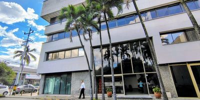 Oficina disponible para arriendo en Itagüí sobre la autopista sur con parqueadero privado, la oficina cuenta con acceso en ascensor, portería recepción, al interior la oficina cuenta con aire acondicionado, 3 áreas privadas, cocineta, zona de sistemas y un salón grande donde distribuir diferentes puestos de trabajo, baños comunes, ideal para empresas administrativas, logísticas, despacho rápido gracias a su ubicación estratégica a pocos metros de la autopista sur, transporte público cercano, excelentes rutas de acceso, 6 parqueaderos privados, anímate a conocer este gran espacio para tu empresa al Contacto 301.598.9091