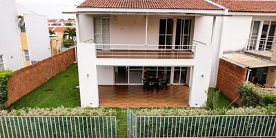 HERMOSA CASA de 2 niveles en Hacienda El Castillo, en Jamundí. (Valle del Cauca - Colombia).

ES UNA DE LAS 7 CASAS DELUXE DEL CONDOMINIO.

Habitada .
El primer nivel con : Parqueadero para 4 carros, antejardin, sala - comedor, jardín interior, baño social, sala de TV con mueble de madera empotrado en la pared, con acceso a terraza cubierta, en piso y grama, a su vez, con SALIDA A LA ZONA SOCIAL del CONDOMINIO, cocina integral en U, con despensa y minibar, zona de oficios, cuarto de servicio con baño y depósito.
Con puerta de ingreso independiente para zona de oficios. Una segunda terraza con espacio para zona BBQ.

Segundo nivel con : Hall de habitaciones, 4 habitaciones de las cuales 3 de ellas, tienen acceso a la terraza cubierta y con vista a la zona social.
La principal con vestier, baño y mueble empotrado en la pared, una secundaria con vestier AMPLIO y baño y las otras 2 con closéts de madera  y baño de habitaciones. Iluminada y fresca. Con acabados de lujo.