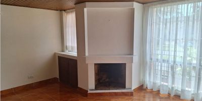 SE ARRIENDA APARTAMENTO EN MODELIA

Se ofrece en arriendo apartamento amplio, iluminado en buen sector, el inmueble cuenta con:

2 habitaciones con closet

1 baños completamente equipados 

Sala y comedor, Balcon

Cocina integral

Zona de lavandería 

Ubicado en zona tranquila y de fácil acceso, cerca de supermercados, los tres elefantes, AV Esperanza, AV Boyaca, AV el Dorado. 
