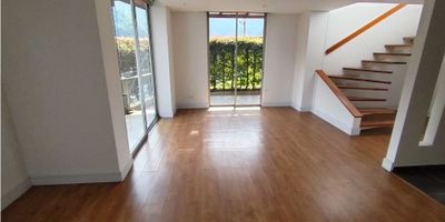 Casa campestre de 115 m2 en La Florida, Villamaría

Oportunidad de comprar una vivienda campestre que combina confort y naturaleza en un entorno seguro.
Ideal para quienes buscan un hogar acogedor con espacios versátiles y chimenea para las noches frescas.

Descripción de la propiedad
En el primer nivel se integra la cocina integral con barra estilo americano y zona de lavandería, seguida de un baño social, sala comedor y un patio cerrado con árboles naturales.

En el segundo piso aparecen tres habitaciones, la principal con baño privado y un baño social adicional.

El piso laminado, los armarios empotrados y la sala de usos múltiples aportan funcionalidad.

La casa admite mascotas y cuenta con calefactor de agua y conexión de gas domiciliario.

Descripción del entorno y acceso
Ubicada en un conjunto cerrado de estrato 4 con portería, vigilancia 24/7 y áreas verdes de bosque nativo. El acceso pavimentado conecta con zonas comerciales, colegios, universidades y parques. Dispone de parqueaderos visitantes y dos espacios descubiertos propios, con rampas para discapacitados y entorno campestre.

Contáctanos
Escríbenos por WhatsApp para recibir más detalles y coordinar una visita.
Nuestro equipo te acompañará en cada paso para hacer de esta casa campestre tu próximo hogar.


