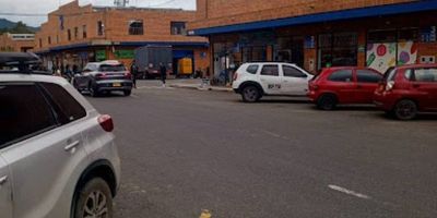 Local en arriendo de 12 m² en San Antonio Norte, Bogotá, Cundinamarca. Ubicado en el primer piso, este inmueble de estrato 4 cuenta con un área abierta y pisos en cerámica, ideal para su negocio. La propiedad tiene 20 años de antigüedad y ofrece vigilancia para su seguridad. Interesado en conocer más o agendar una visita? Contacte a través de whatsapp, quiero que me contacten o ver teléfonos.