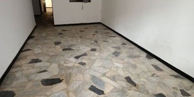 CASA DE 2 NIVELES, CON 2 APARTAMENTOS INDEPENDIENTES POR PISO. PRIMER PISO SALA COMEDOR, GARAJE DESCUBIERTO, SALA COMEDOR, UN BAÑO, DOS ALCOBAS, COCINA SENCILLA, PATIO  AMPLIO, PISOS EN CERAMICA. SEGUNDO PISO GARAJE CUBIERTO, TRES ALCOBAS  COCINA SENCILLA, BAÑO,  PISOS EN MARMOL Y CERAMICA.  TERRAZA AMPLIA Y ZONA DE LAVANDERIA. SERVICIOS INDEPENDIE