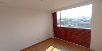 Ubicado en la calle 23B con Cra 103, es muy iluminado, remodelado,pisos en porcelanato, cómodos y amplios espacios, cuenta con dos baños, hermosa cocina moderna a gas natural, calentador a gas. Quinto piso sin ascensor.