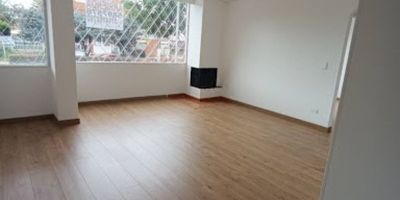 Edificio Andino - barrio Alhambra. Arriendo apartamento en primer piso con excelente iluminación natural en todos los espacios, cuenta con sala comedor grande con chimenea, cocina integral con gas natural, zona de lavandería continua, alcoba y baño de servicio, dos alcobas principales con clóset, un baño, parqueadero y depósito, pisos en madera laminada para estrenar. Edificio con vigilancia, parqueaderos visitantes.