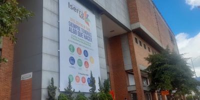 Arriendo excelente local comercial, único con uso permitido para bar restaurante!! Ubicado en la plazoleta de comidas del centro comercial Iserra 100. Con un área de 85.47 m2, el inmueble ya tiene la cocina adecuada con campana extractora. Ubicado en la calle 100 con av suba y junto a la estación de Trasmilenio calle 95.