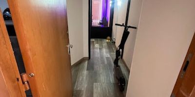 area de oficina, un baño, zona de cafgeteria, se puede arrendar amoblada ,tiene escritorio electrico, tres sillas, nevera de cocacola,torre de sonido, un sofa cama , un closet, cafewtera, dos, un humificador de amora marca olfabran, tiene avisos luminosos, esta muy bien ubicada, tiene recepcion, excelents zonas para los clientes, cerca a la 85 y sobre la once a una cuadra.