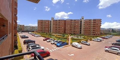 OPORTUNIDAD se  vende Lindo Apartamento en Mosquera de 3 alcobas con closet, Alcoba principal con baño privado, baño de alcobas, sala comedor con balcón, cocina integral a gas abierta muy dotada, zona de lavandería, pisos en cerámica y madera laminada  en sala comedor y alcobas, Tercer piso con ascensor, el conjunto cuenta con ascensor  amplias zonas verdes, parque infantil, piscina, salón social, salón para niños gimnasio, BBQ. Vigilancia 24 horas, garajes comunales por sorteo cada  6 meses a un económico costo. Excelente ubicación cerca a biblioteca de Mosquera y jardín de ICBF, a unas cuadras de zona comercial donde encontrara restaurantes, droguerías, almacenes de ropa, supermercados de cadena, Fruver y comercio en general, muy buen acceso a rutas de transporte hacia Bogotá por la 80 y por la calle 13 y hacia otros sectores de Mosquera
