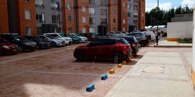 EXCELENTE APTO DE 2 ALCOBAS, UN BAÑO, SALA COMEDOR, COCINA INTEGRAL ABIERTA, ZONA DE LAVANDERIA, NO GARAGE ASCENSOR , PARA ESTRENAR, TIENE 2 SALONES COMNALES, CERCA AL CLUB EL RANCHO Y EXCELENTES COLEGIOS , VA TENR MUCHO DESARRROLLO Y ES UNA CIUDADELA, PISOS EN MADERA EXCELENTES ACABADOS