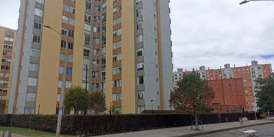Se vende excelente apartamento al norte de Bogotá  zona de alta valorización por ampliación de la Av. 9na, muy buena ubicación cerca  a colegios como el San Carlos, Gimnasio los pinos, Clubes Deportivos, Almacenes D1, Makro Norte,  muy buena accesibilidad a comerció en general y estación terminal del norte, a solo unos minutos de centro comercial Santa FE, éxito Norte, Home Center, portal del Norte. El apartamento consta de 3 alcobas la principal con baño privado, hall de alcobas y baño de alcobas, cocina integral semi abierta, zona de lavandería con buena ventilación natural, sala comedor, estudio, estupenda iluminación natural en todas las áreas, pisos en madera laminada y cerámica, 1 garaje cubierto independiente. el Conjunto ofrece lindas y amplias zonas comunes como gimnasio, salones sociales, parque infantil, bellas zonas verdes y vigilancia 24 horas.
Gran oportunidad de inversión o vivienda propia