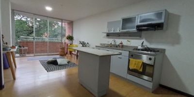 Poblado - Provenza
Apartaestudio con un área de 63.5m2,sala comedor, cocina a integral con red de gas, zona de ropas independiente, baño social, balcón, estudio,  habitación amplia con baño, vestier y balcón, parqueadero y cuarto útil.
El edificio tiene portería 24 horas y zonas verdes.